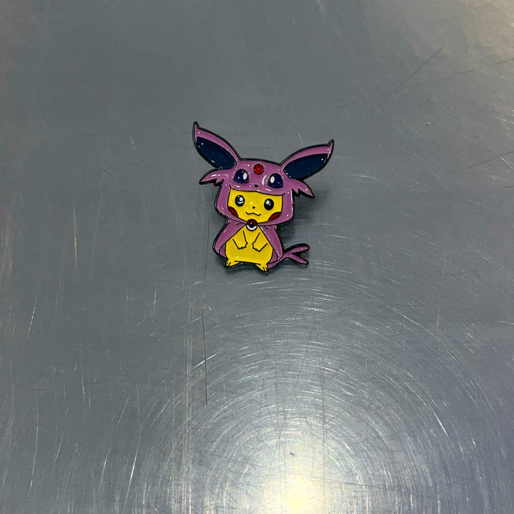 Pokémon Pikachu Espeon Costume Pin